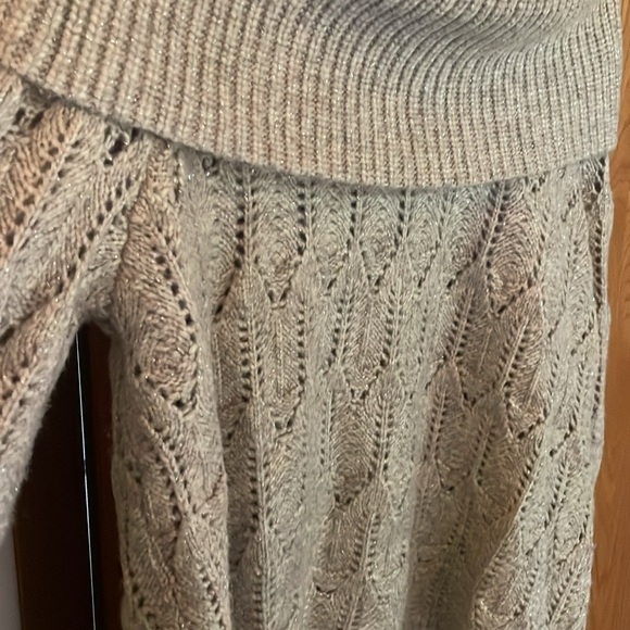 WHBM super soft & vibrant sweater! - Picture 4 of 8